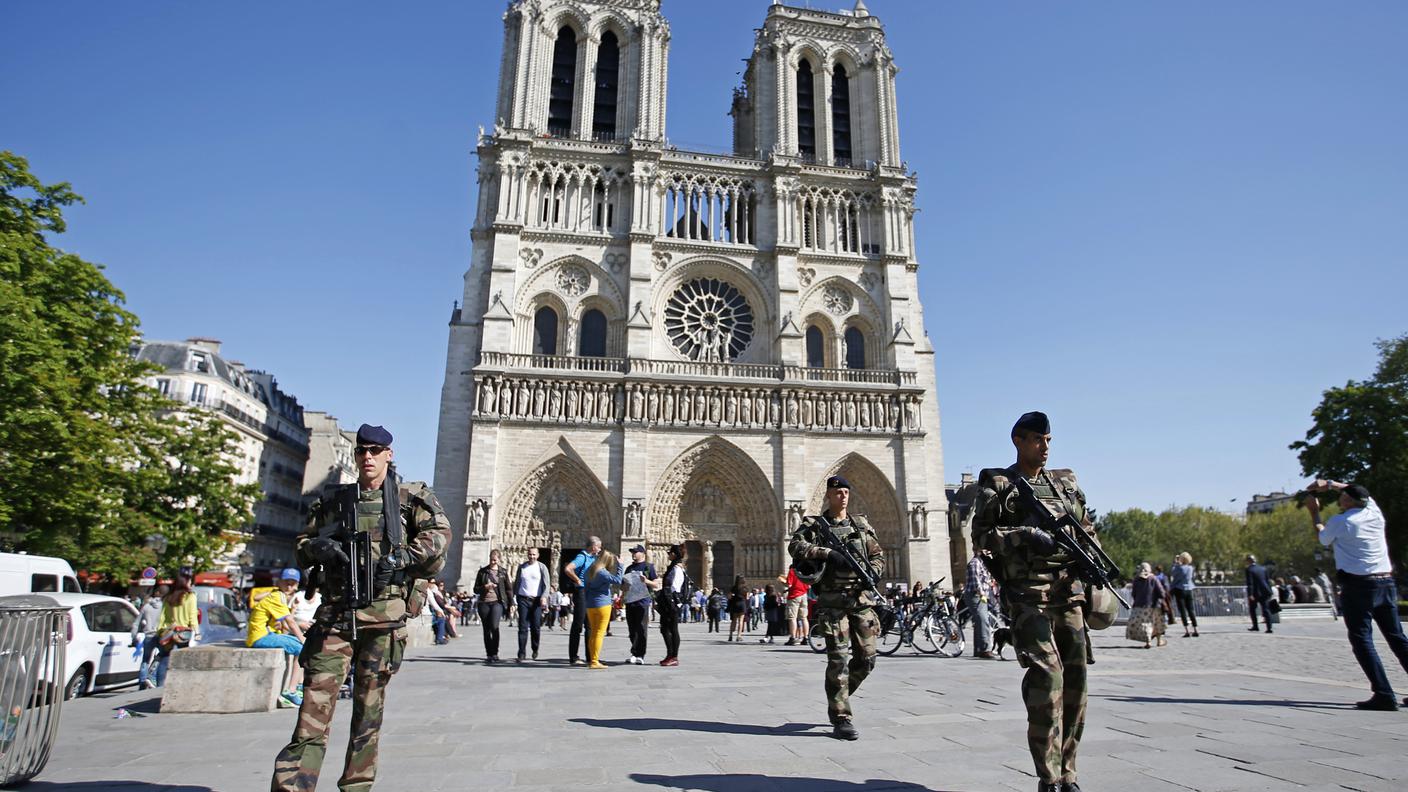 A Parigi militi francesi pattugliano la piazza davanti a Notre-Dame