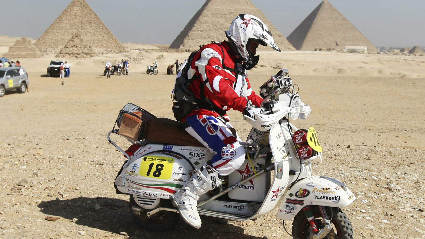 Un pilota alla guida di una Vespa al Rally dei Faraoni nel 2011