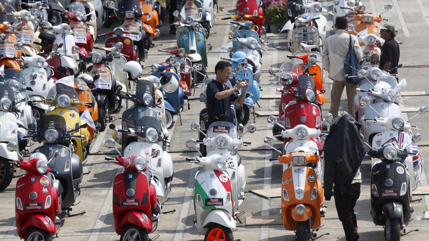 Un raduno di possessori di Vespa a Bangkok, in Thailandia 