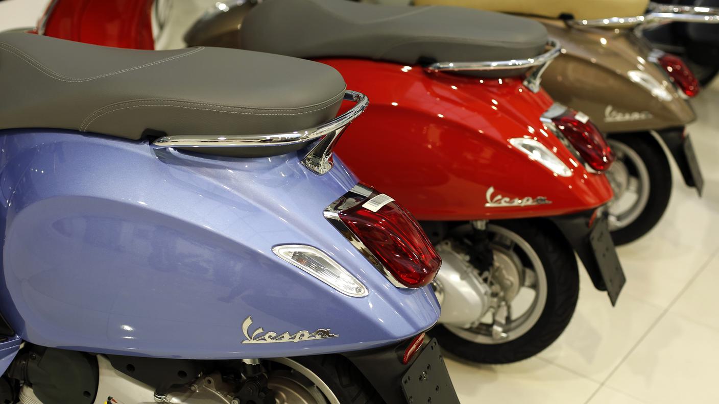 Tre scooter Vespa in vendita presso un concessionario cileno 