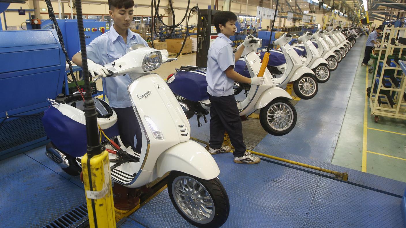 Un'immagine della moderna fabbrica vietnamita della Vespa 