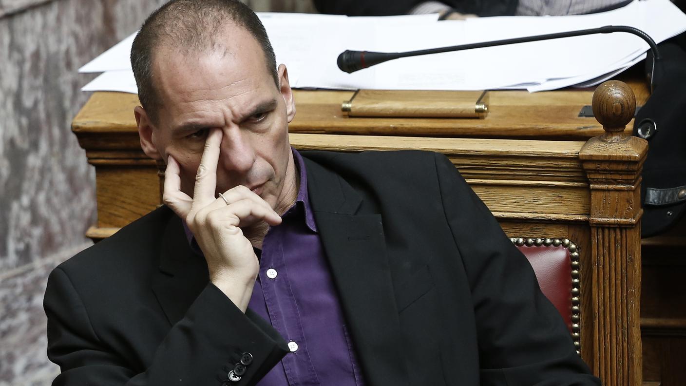 Il ministro greco Varoufakis pensieroso dopo l'incontro di Riga