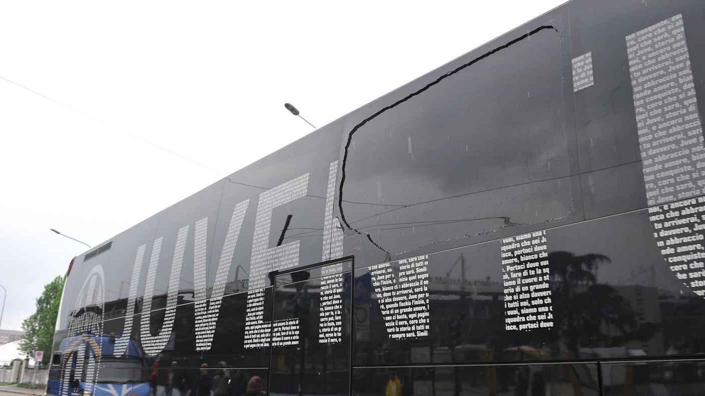 Una parte dei vetri del bus è andata in frantumi