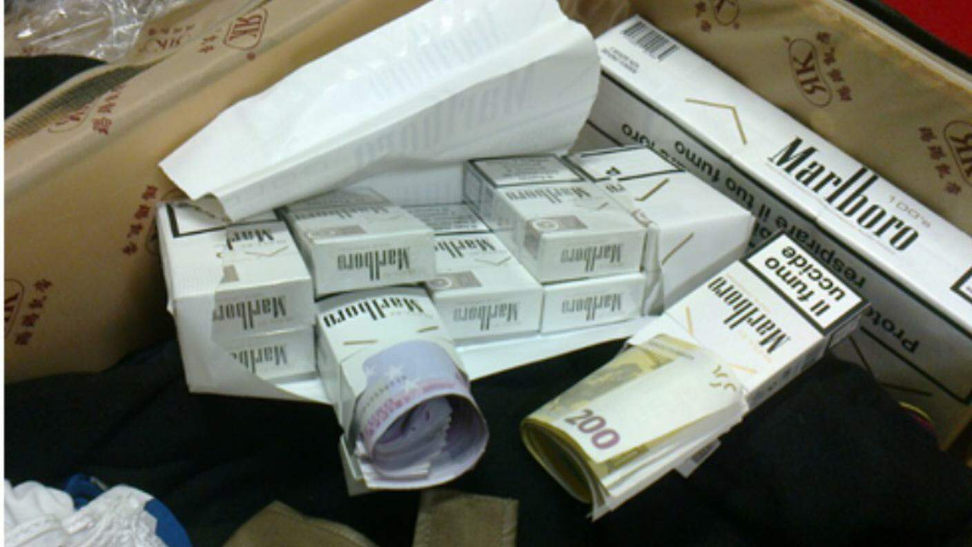 I pacchetti di sigarette sono sfruttati pure per nascondere denaro