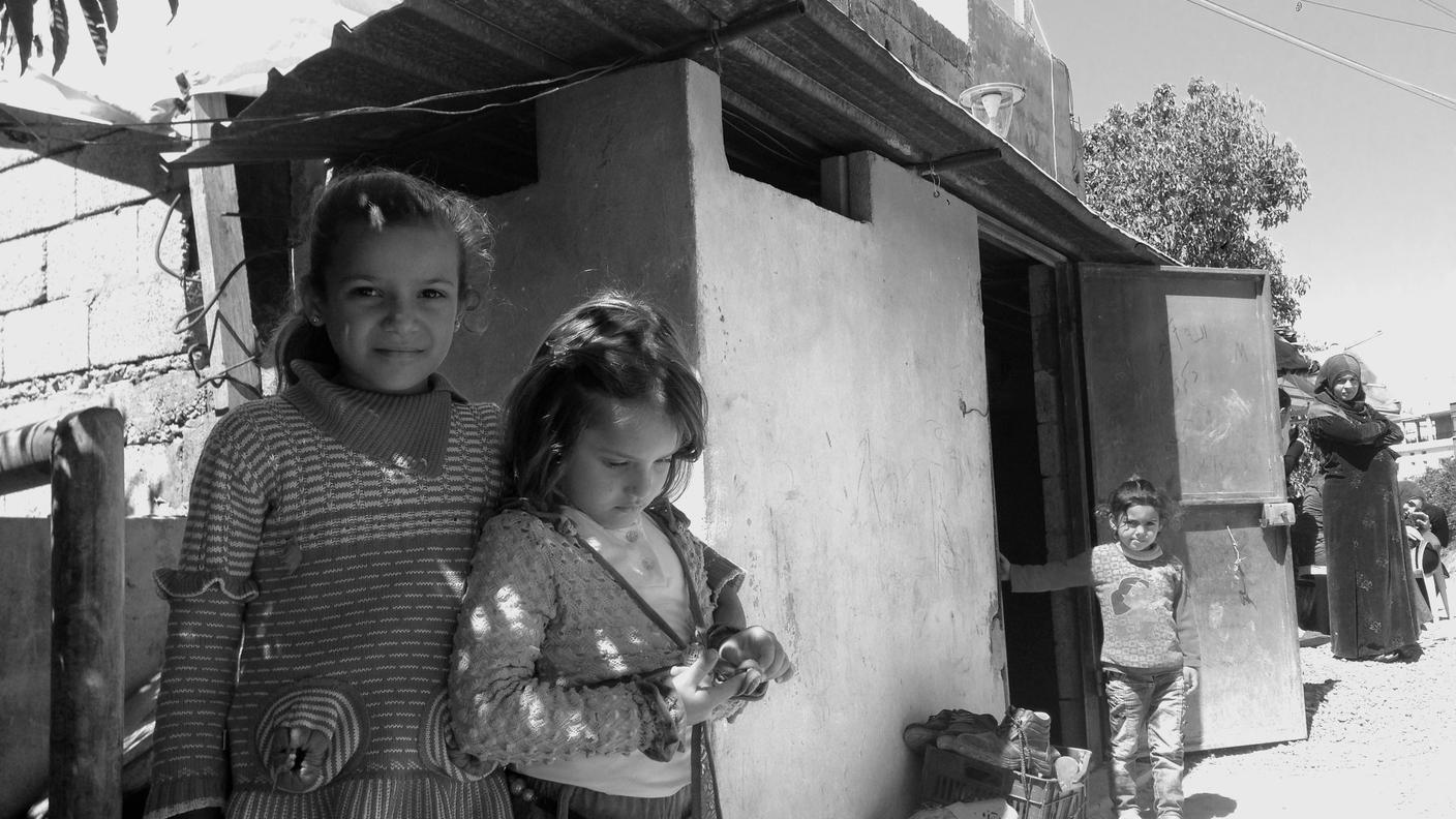 Questo deposito agricolo è la casa di Sarah, Manal e della loro famiglia, in tutto 17 persone. Sono ospitate in un edificio in mezzo ai campi in cambio del lavoro manuale di due giovani della famiglia in un frutteto.