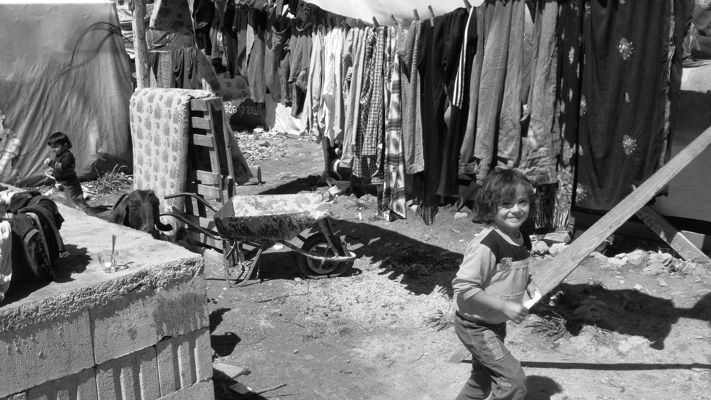 Uno dei tanti accampamenti a Qab Elias, nella Valle della Bekaa. Secondo le stime, circa 200.000 siriani vivono in tende e baracche all'interno di campi informali sparsi per tutto il paese.  Malgrado le condizioni siano precarie, questi insediamenti si stanno sempre più trasformando in strutture permanenti, vista l'impossibilità di rientrare in Siria.