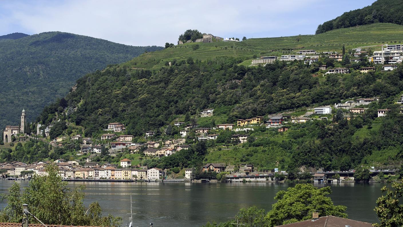 La frana ha bloccato la strada che da Vico Morcote sale a Carona