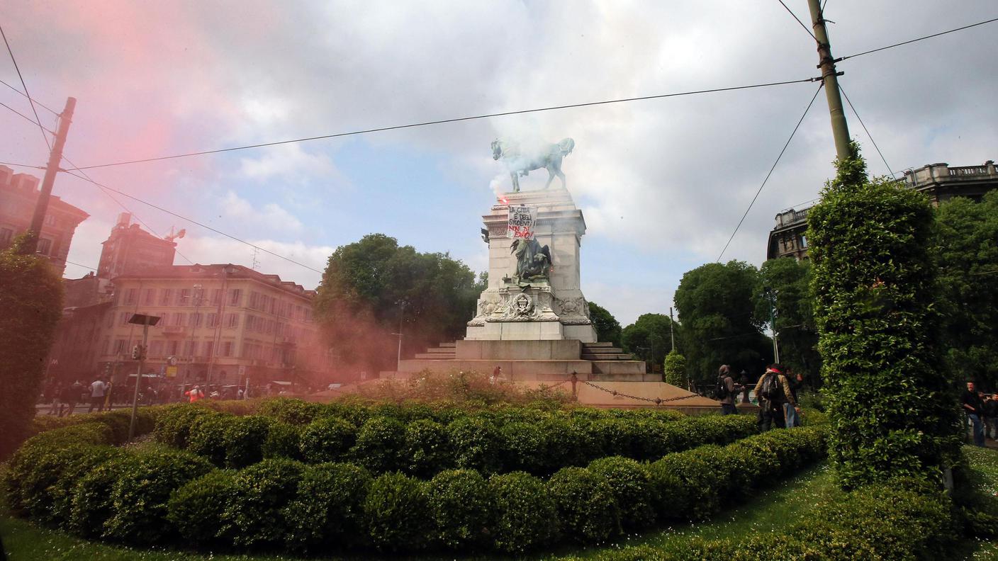 Due studenti sulla statua di Garibaldi