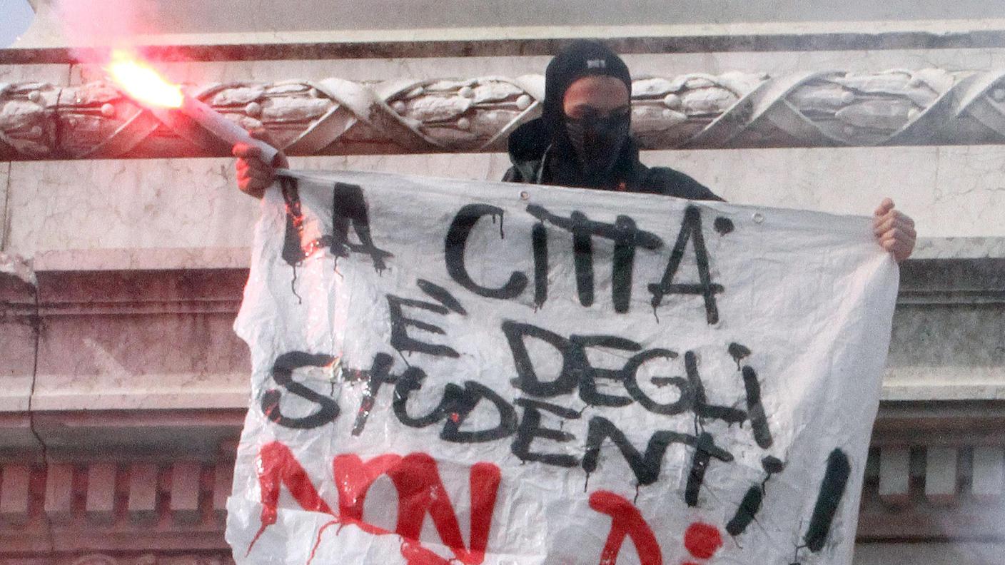 Uno striscione dei manifestanti