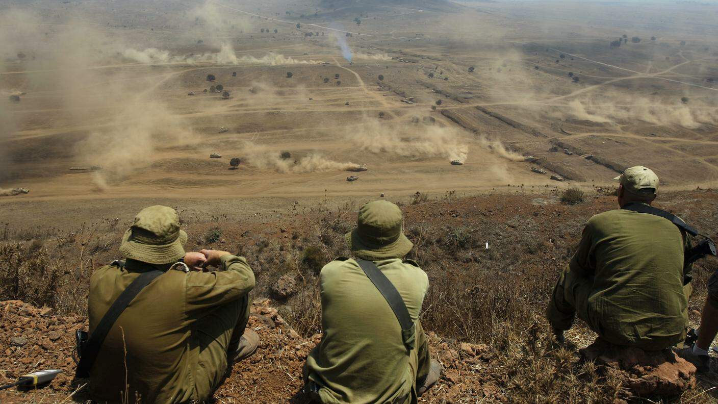 Soldati israeliani in osservazione...