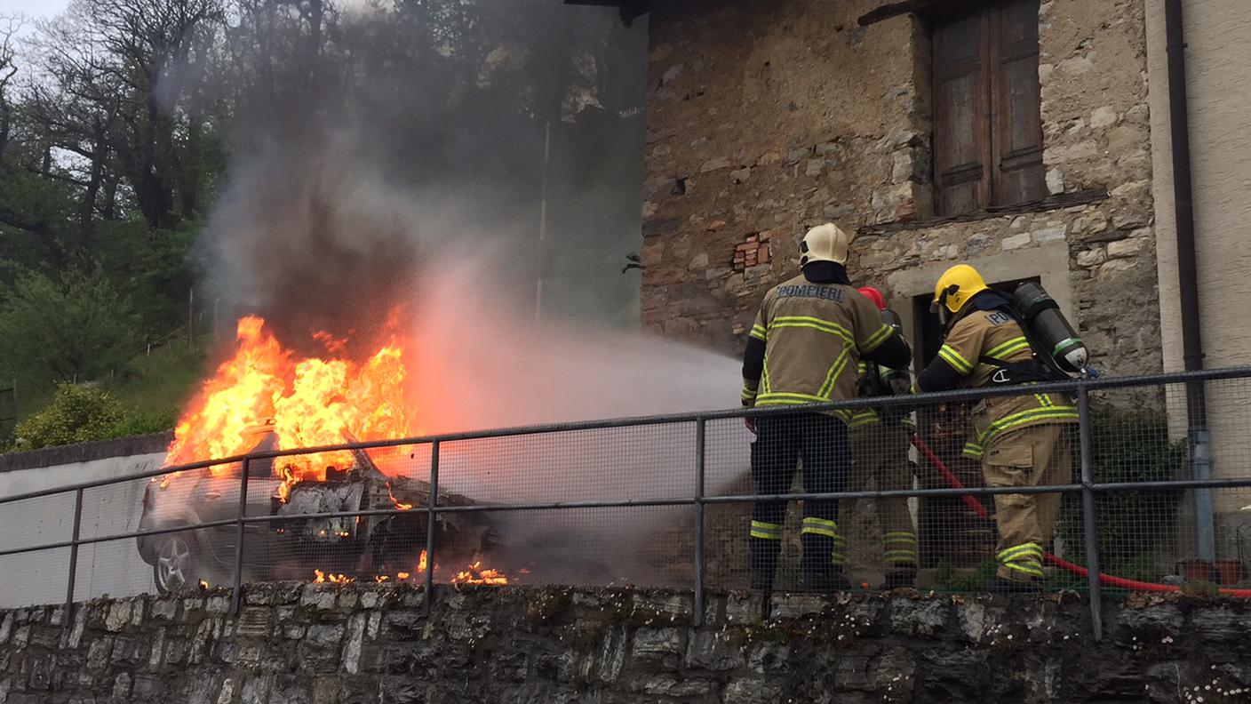 L'intervento dei pompieri di Chiasso per spegnere l'auto incendiatasi