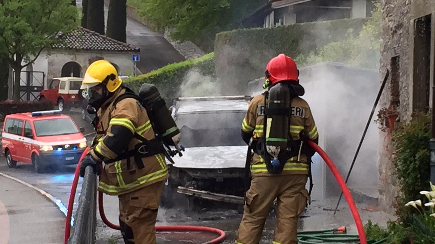 I pompieri in azione venerdì in mattinata nell'abitato di Sagno 