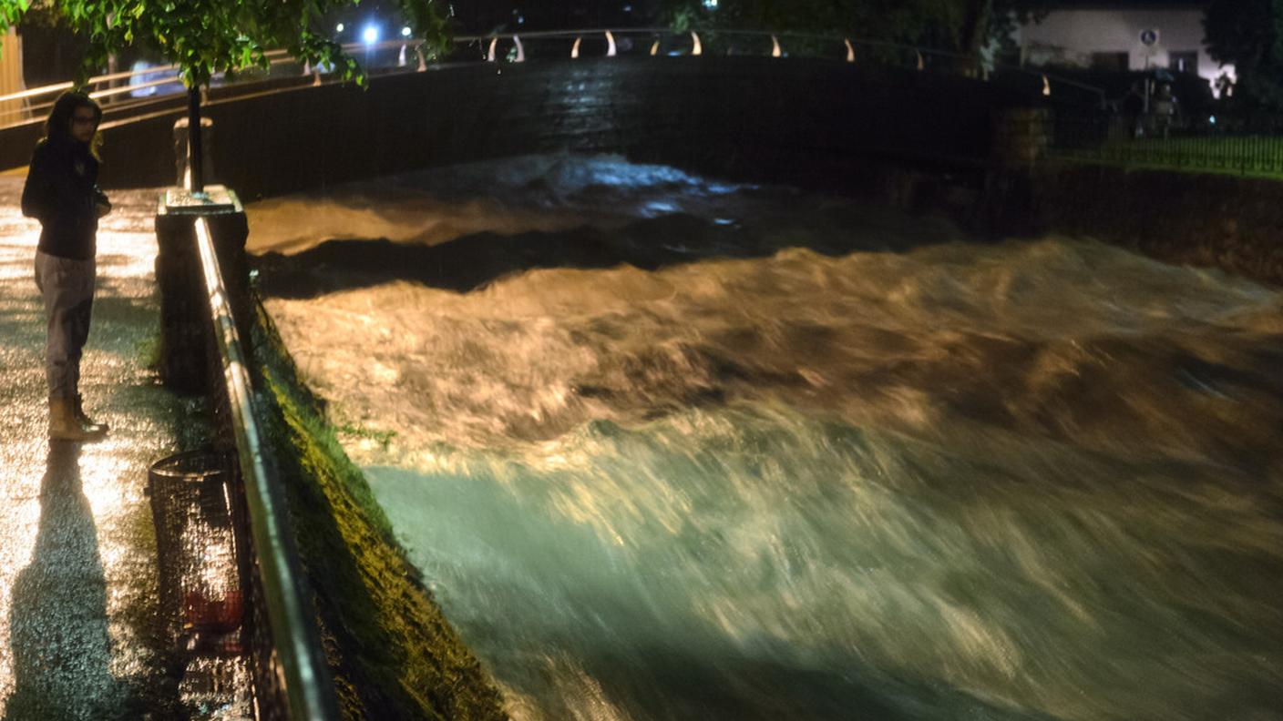 Il torrente Vièze, a rischio di esondazione, nel quartiere di Monthey fatto sgomberare dalla autorità