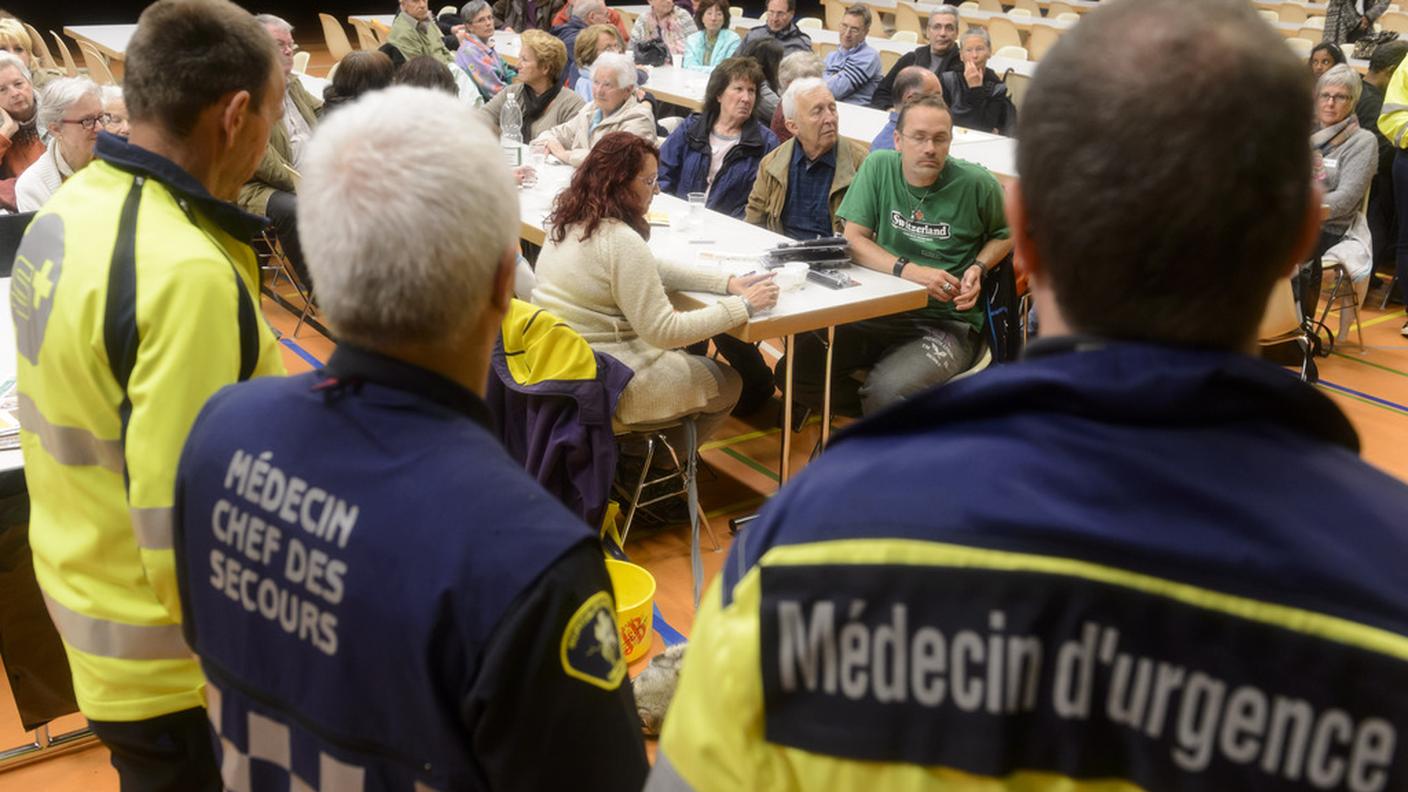 Gli abitanti di Monthey allontanati dalle loro abitazioni sono stati condotti in una scuola