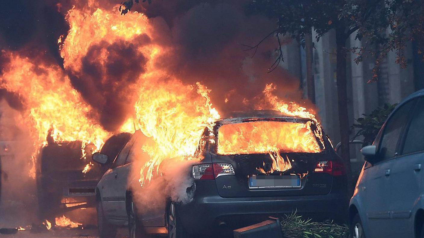 Auto in fiamme a Milano