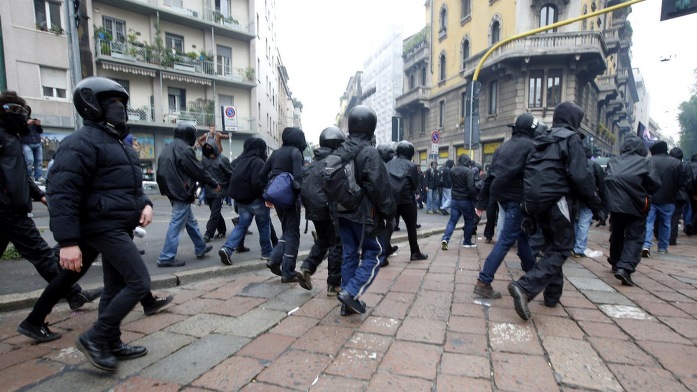 Manifestanti col volto coperto