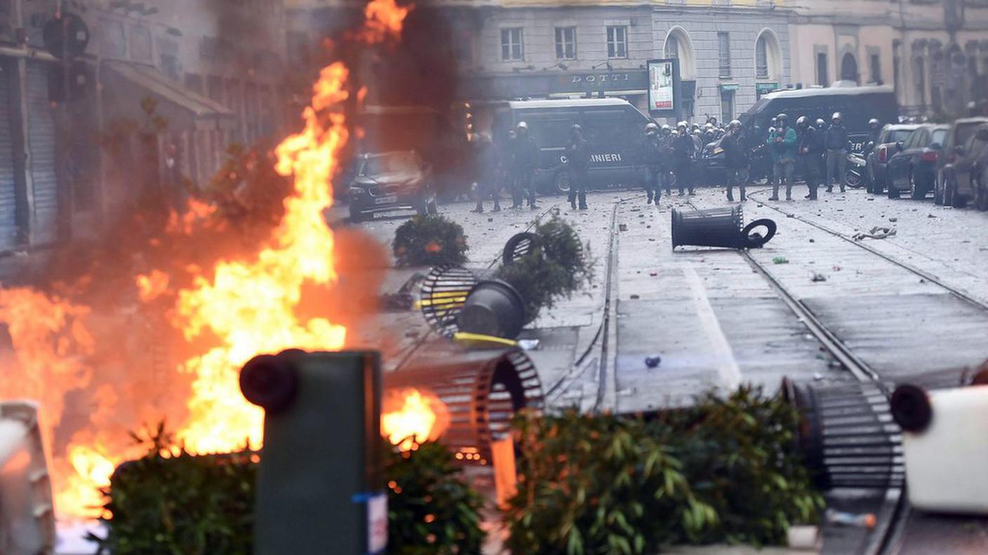 Una strada di Milano dopo il passaggio dei black block