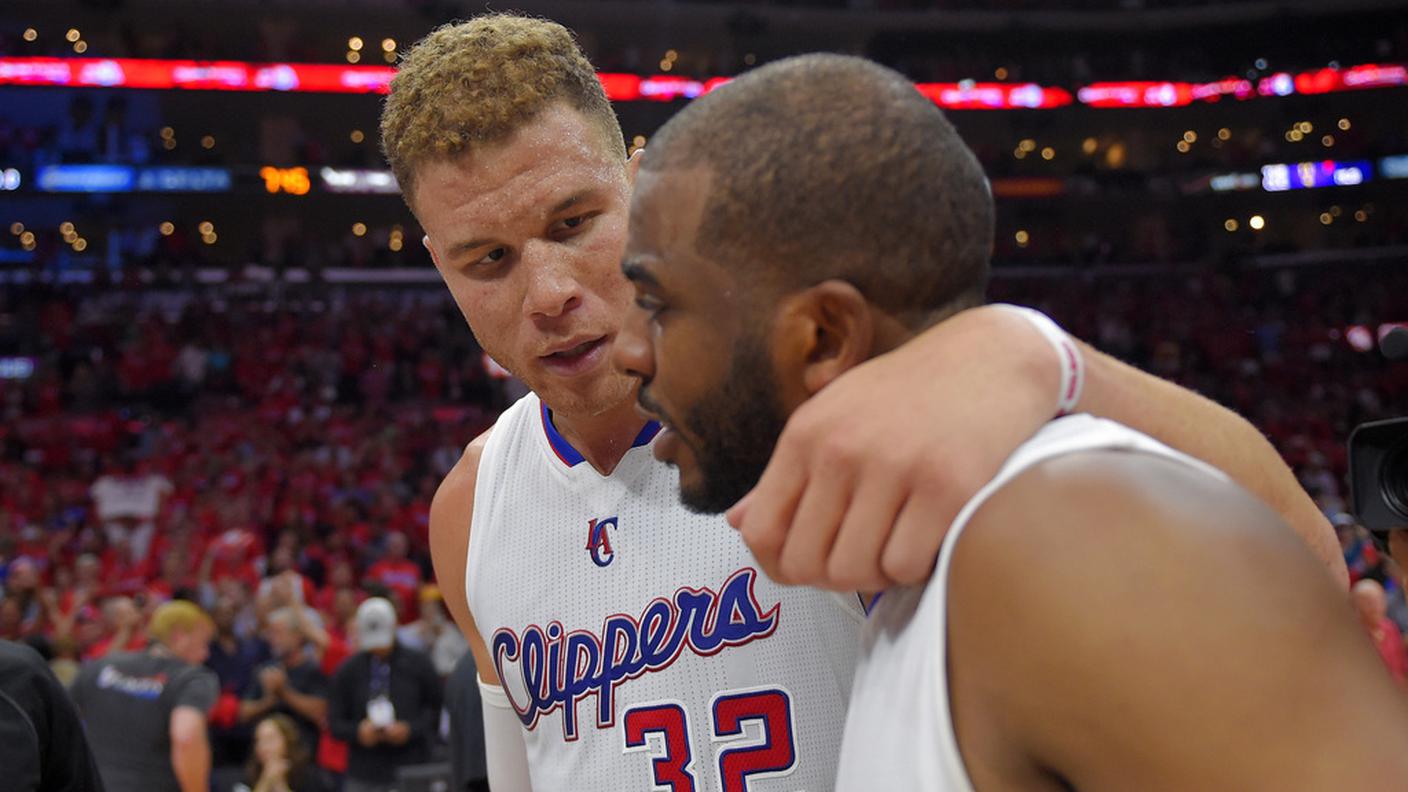 Chris Paul festeggiato dopo una grande prestazione
