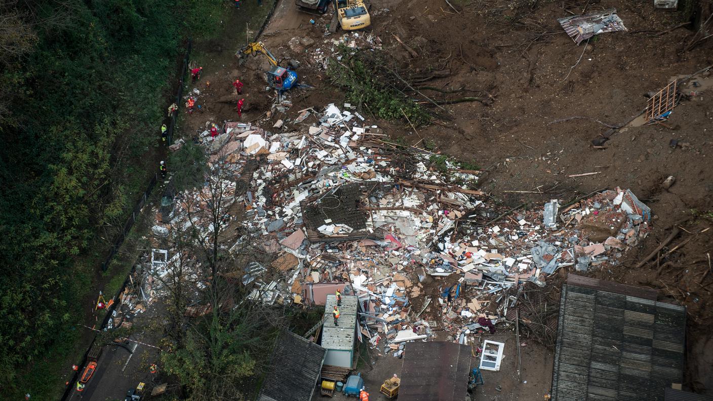 16 novembre 2014, i resti della palazzina di tre piani distrutta dalla frana. Due persone sono morte
