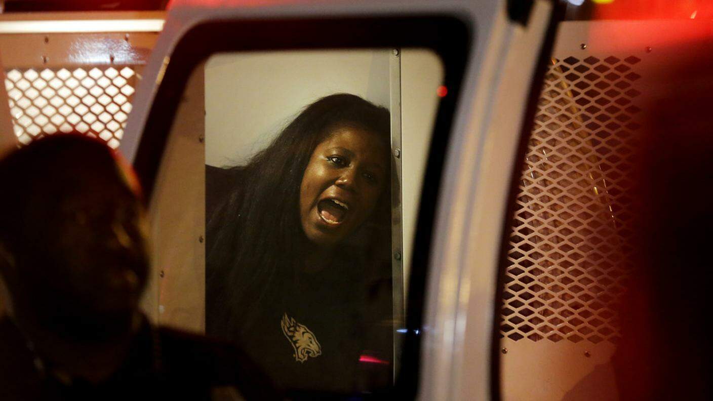 L'arresto di una donna sabato sera a Baltimora per violazione del coprifuoco