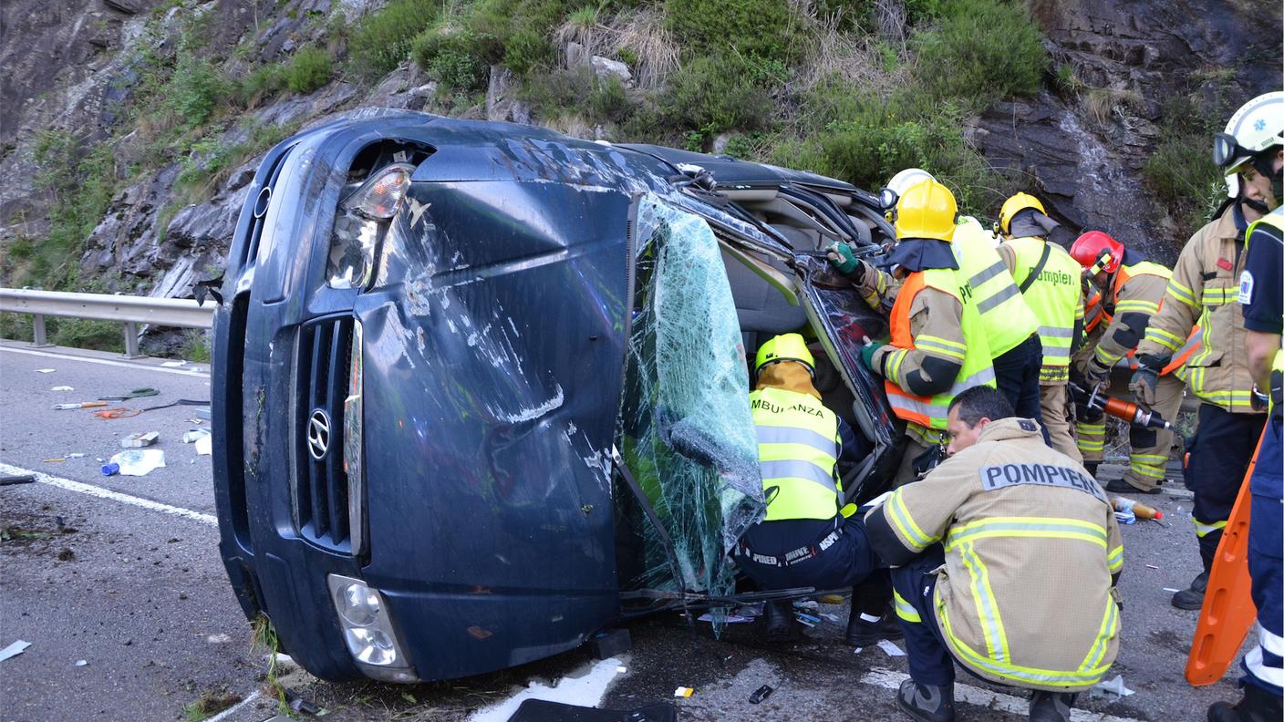 I soccorritori hanno utilizzato la pinza idraulica per liberare il conducente