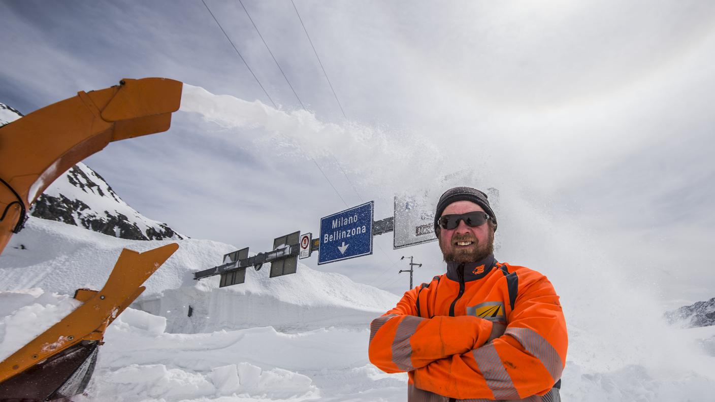 Passo del San Gottardo: lavori di sgombero dalla neve