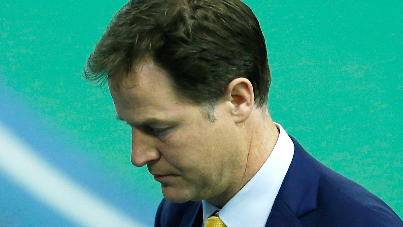 L'espressione della sconfitta sul volto del vicepremier Nick Clegg