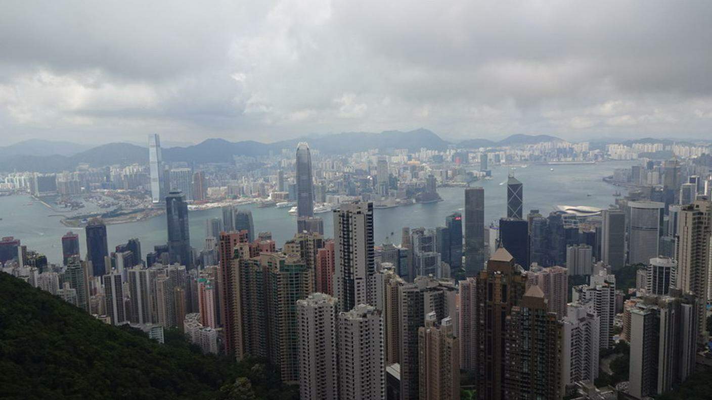 In primo piano Hong Kong, più distante la zona di Kowloon