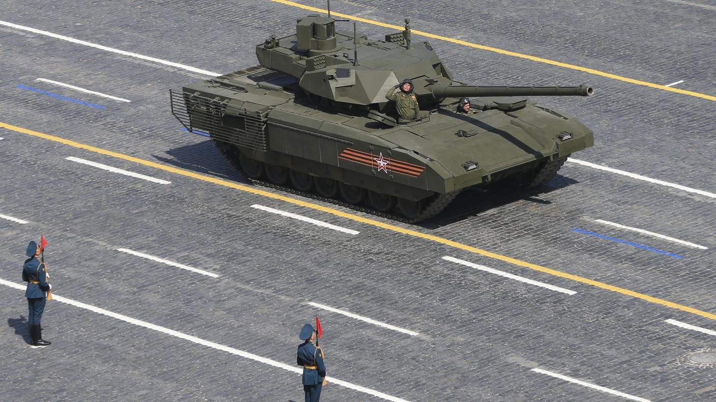 Il nuovo carro armato strategico T-14 sfila sulla piazza Rossa