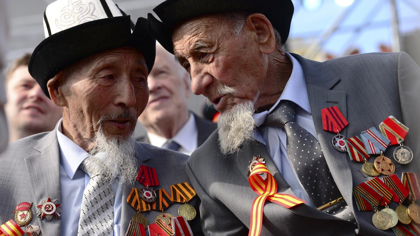 Due veterani della Seconda Guerra mondiale confusi tra la folla del 9 maggio