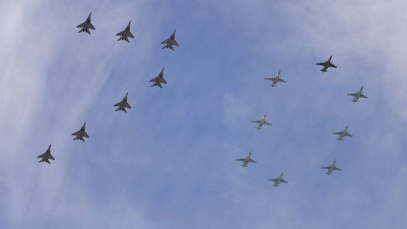 Aerei da caccia Mig e Sukhoi creano il numero 70 sopra la parata del 9 maggio