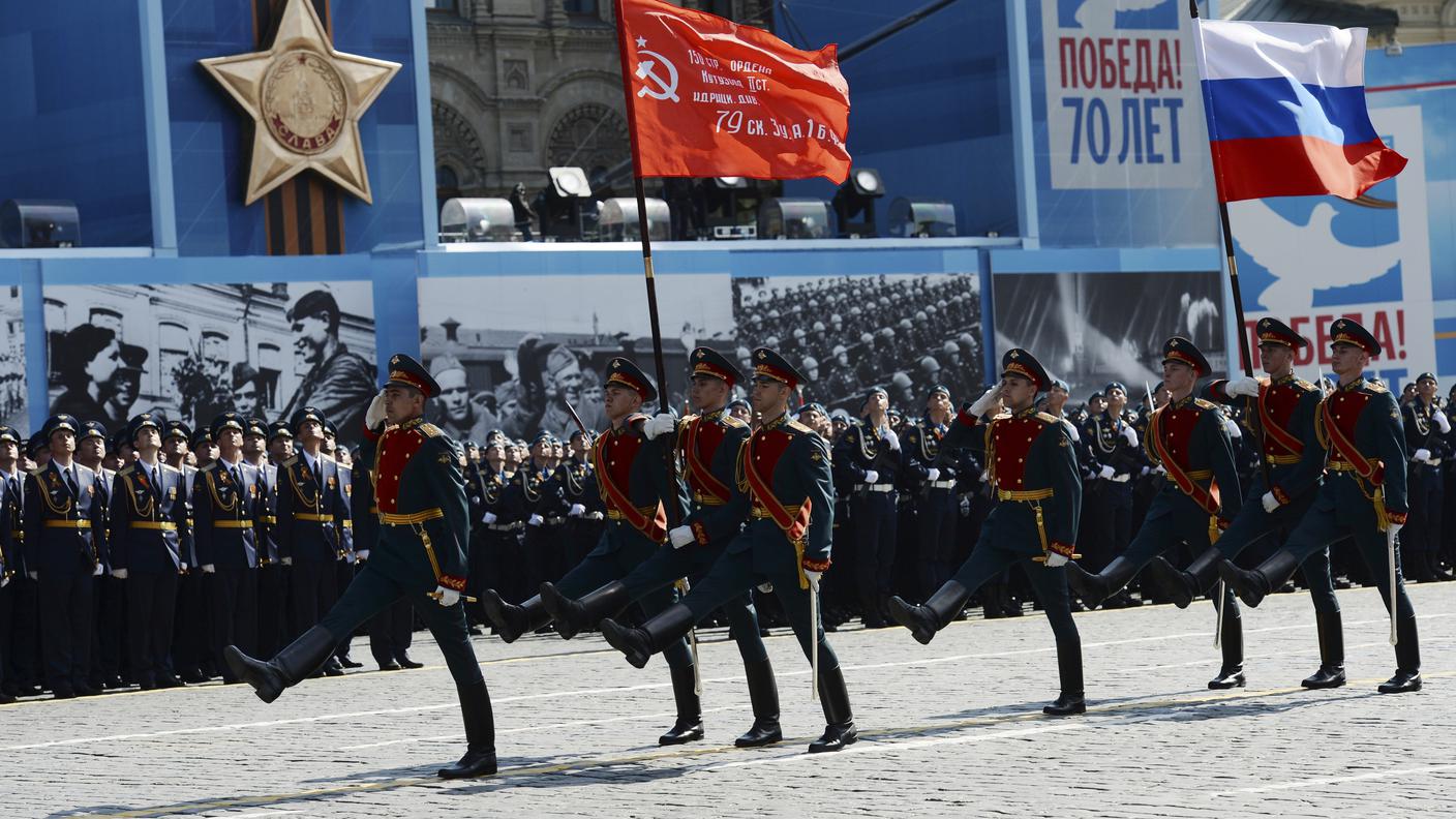Soldati russi marciano al passo dell'oca sulla piazza Rossa di Mosca