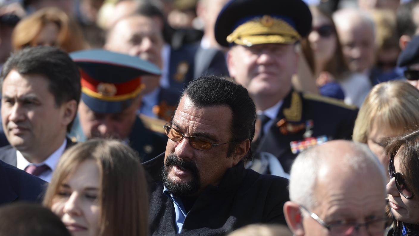 L'attore americano Steven Seagal tra la folla in attesa sulla piazza Rossa di Mosca