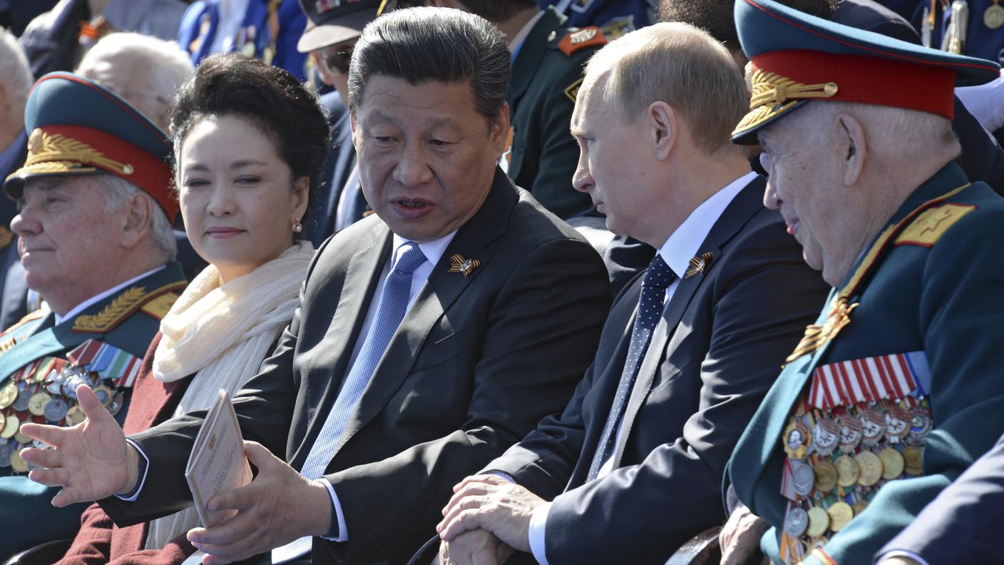 Il presidente cinese Xi Jinping conversa con il leader russo Vladimir Putin