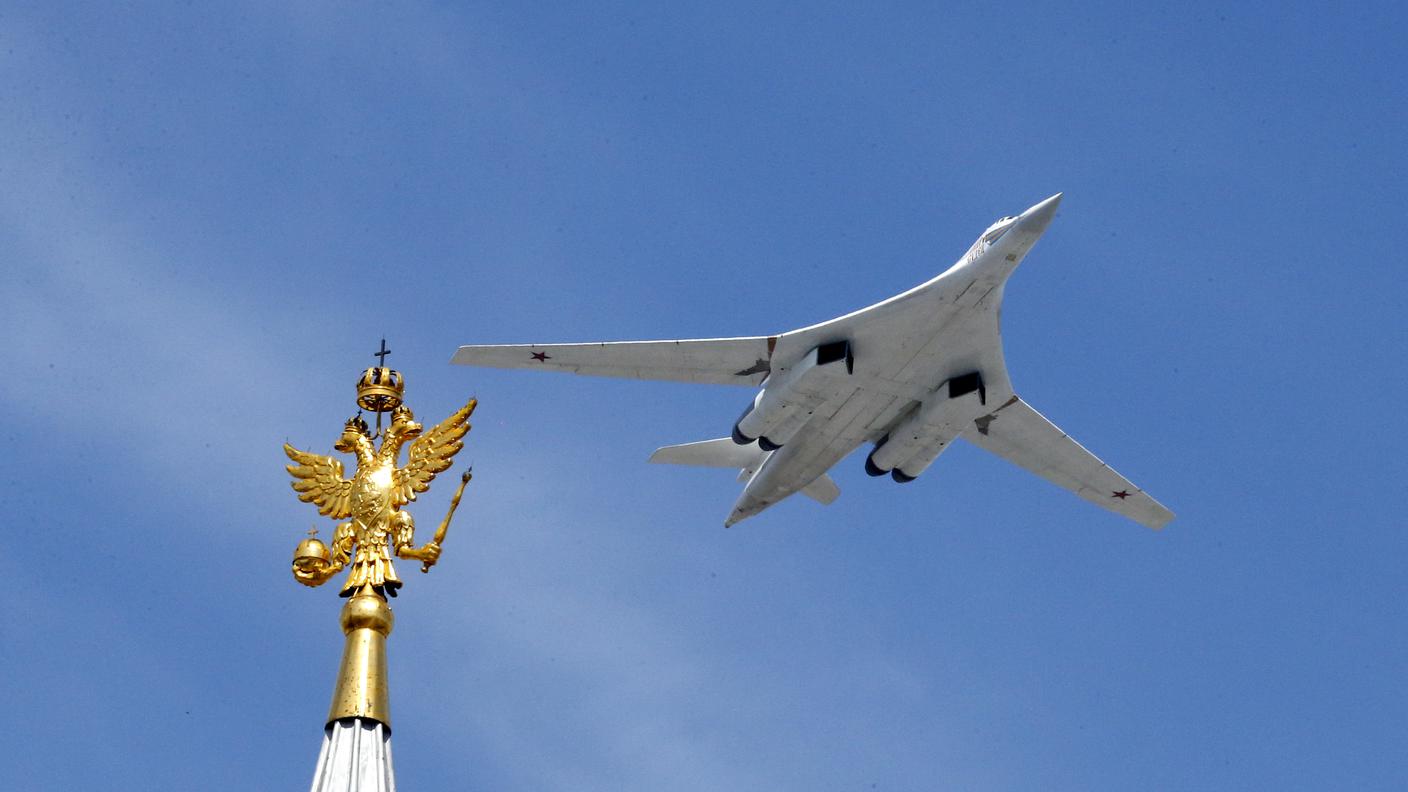 Un bombardiere Tupolev TU-160 vola su Mosca per il Giorno della Vittoria