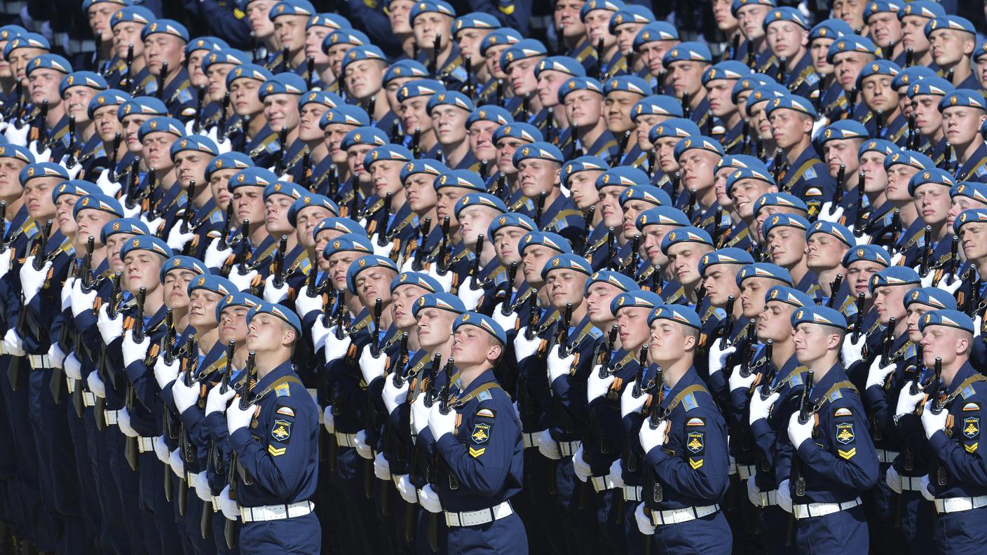 Militari delle forze armate russe a ranghi compatti per il 9 maggio