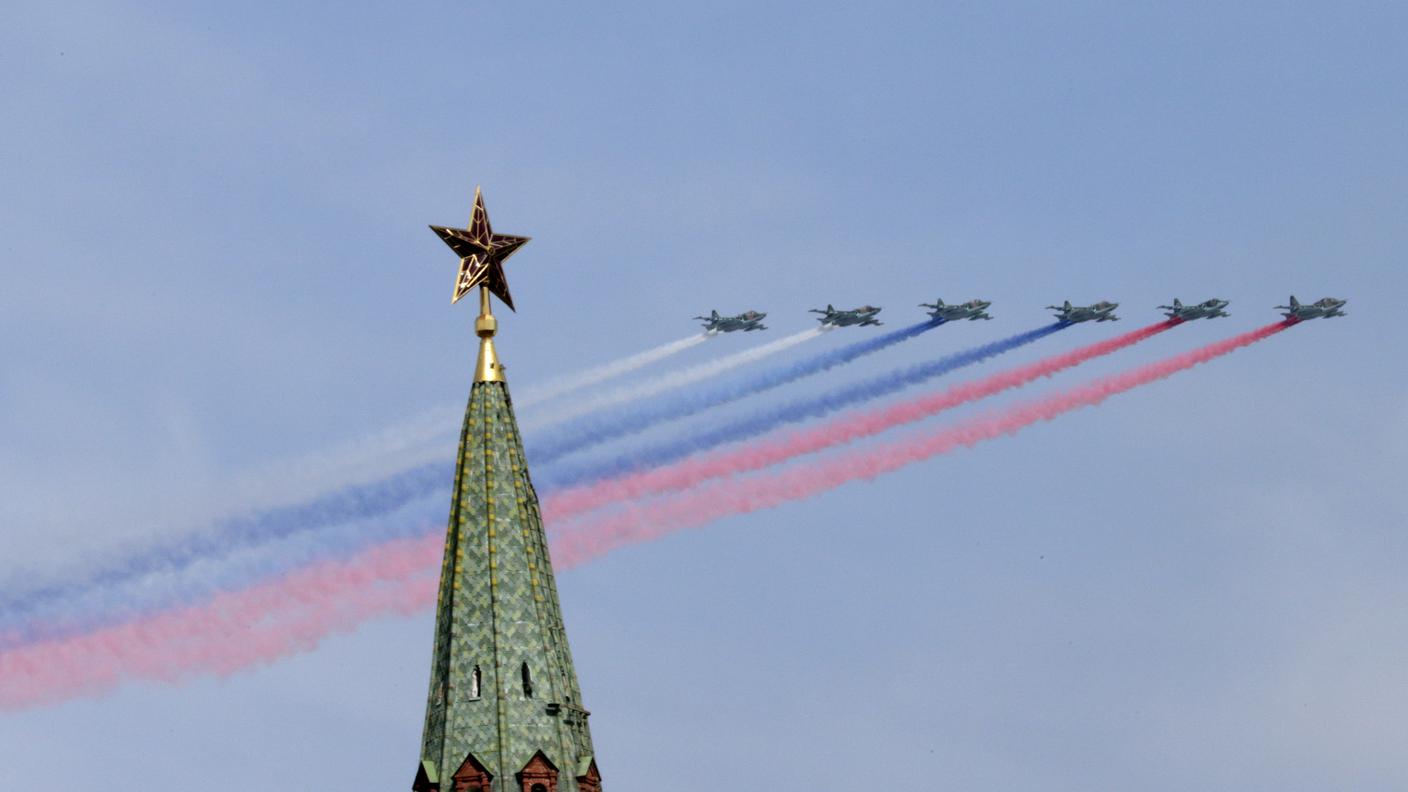 Caccia Sukhoi SU-25 tracciano la bandiera russa sui cieli della capitale russa