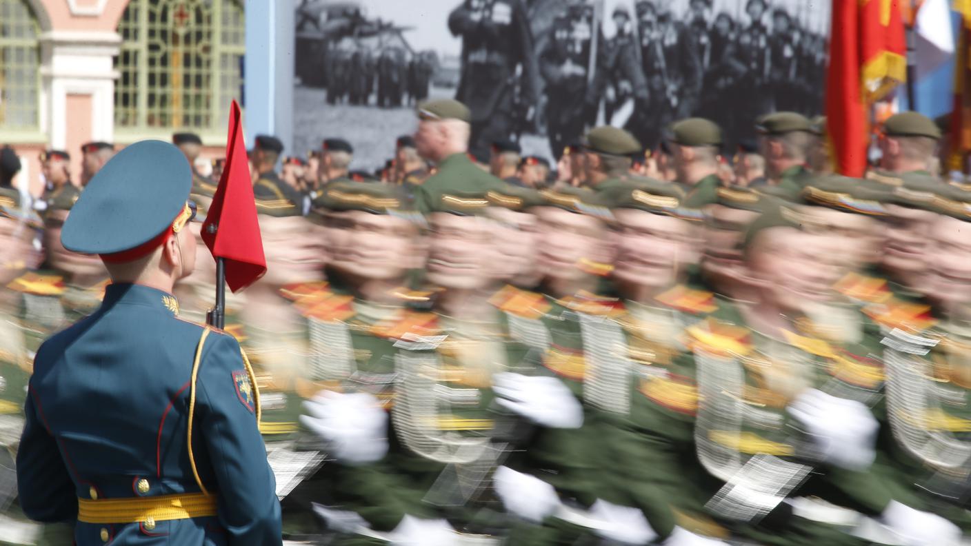 Un momento della sfilata dei militari russi per la parata commemorativa del 9 maggio