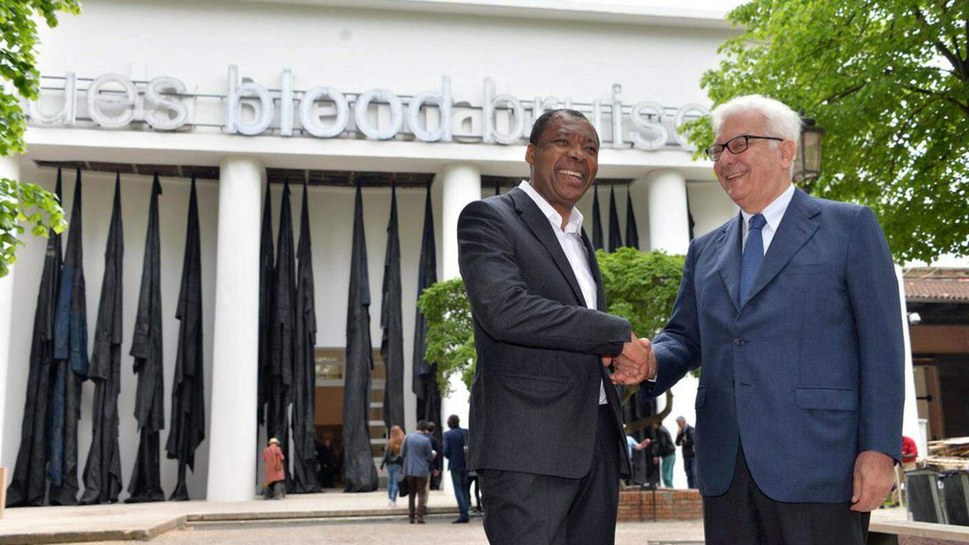 Il curatore della Biennale 2015 Okwui Enwezor ed il presidente Paolo Baratta