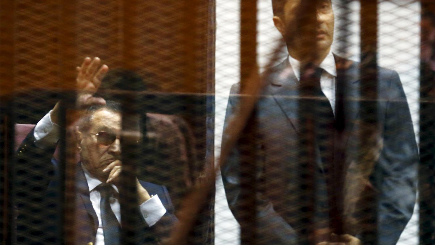 Mubarak saluta i suoi sostenitori da dietro le sbarre del tribunale