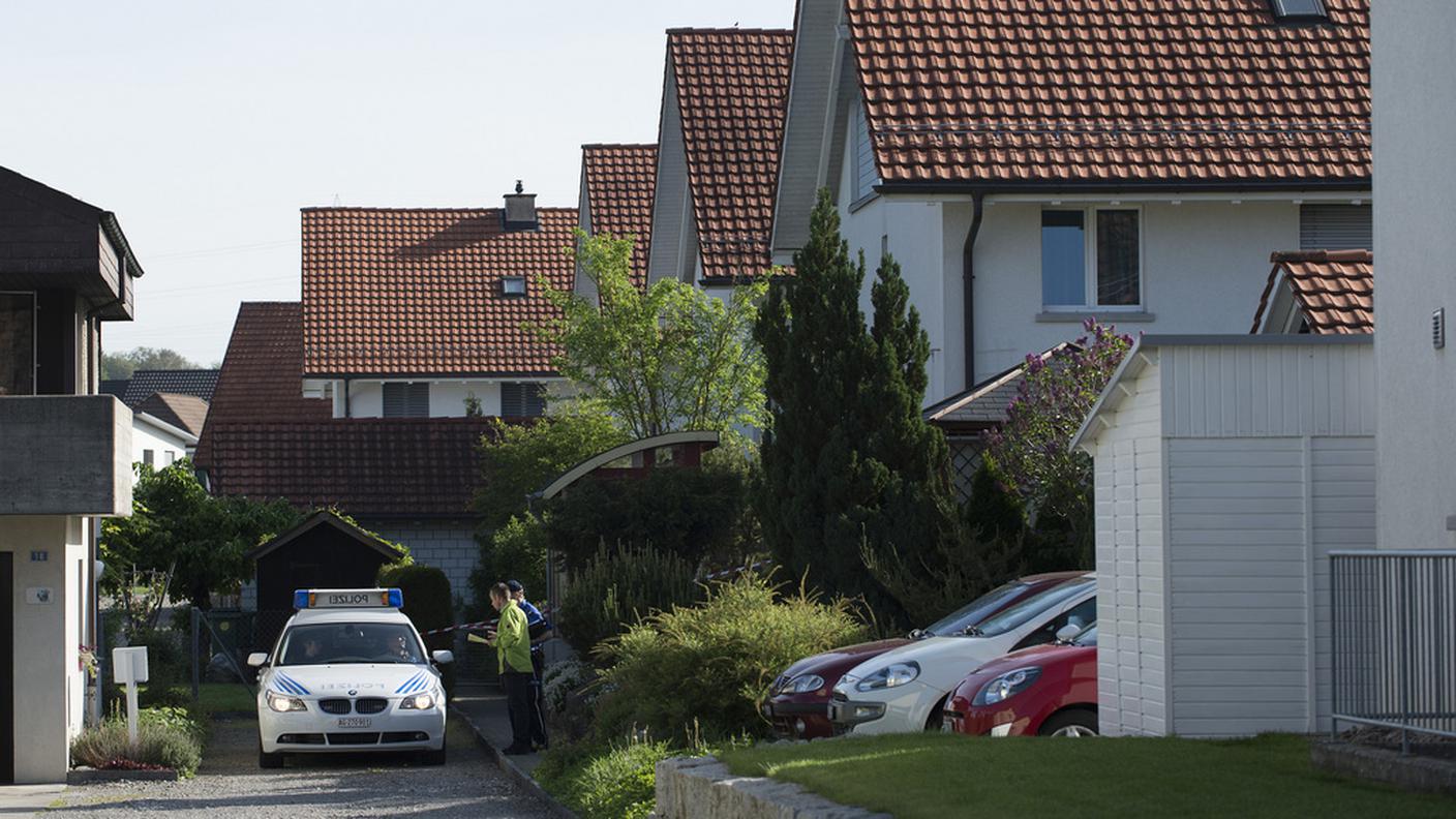 La polizia davanti alla casa dove è avvenuta la strage di Würenlingen 