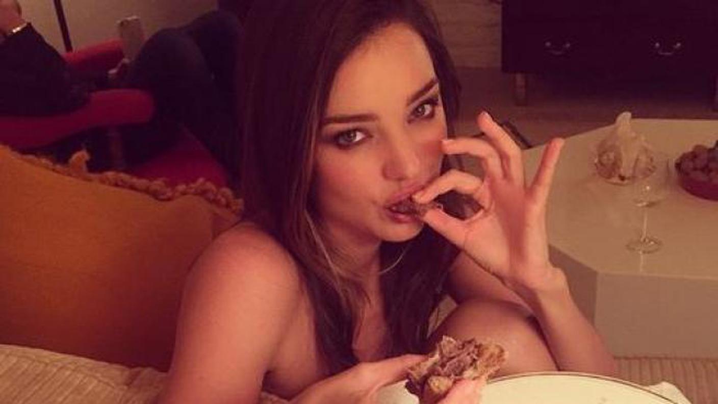 Miranda Kerr mangia a letto