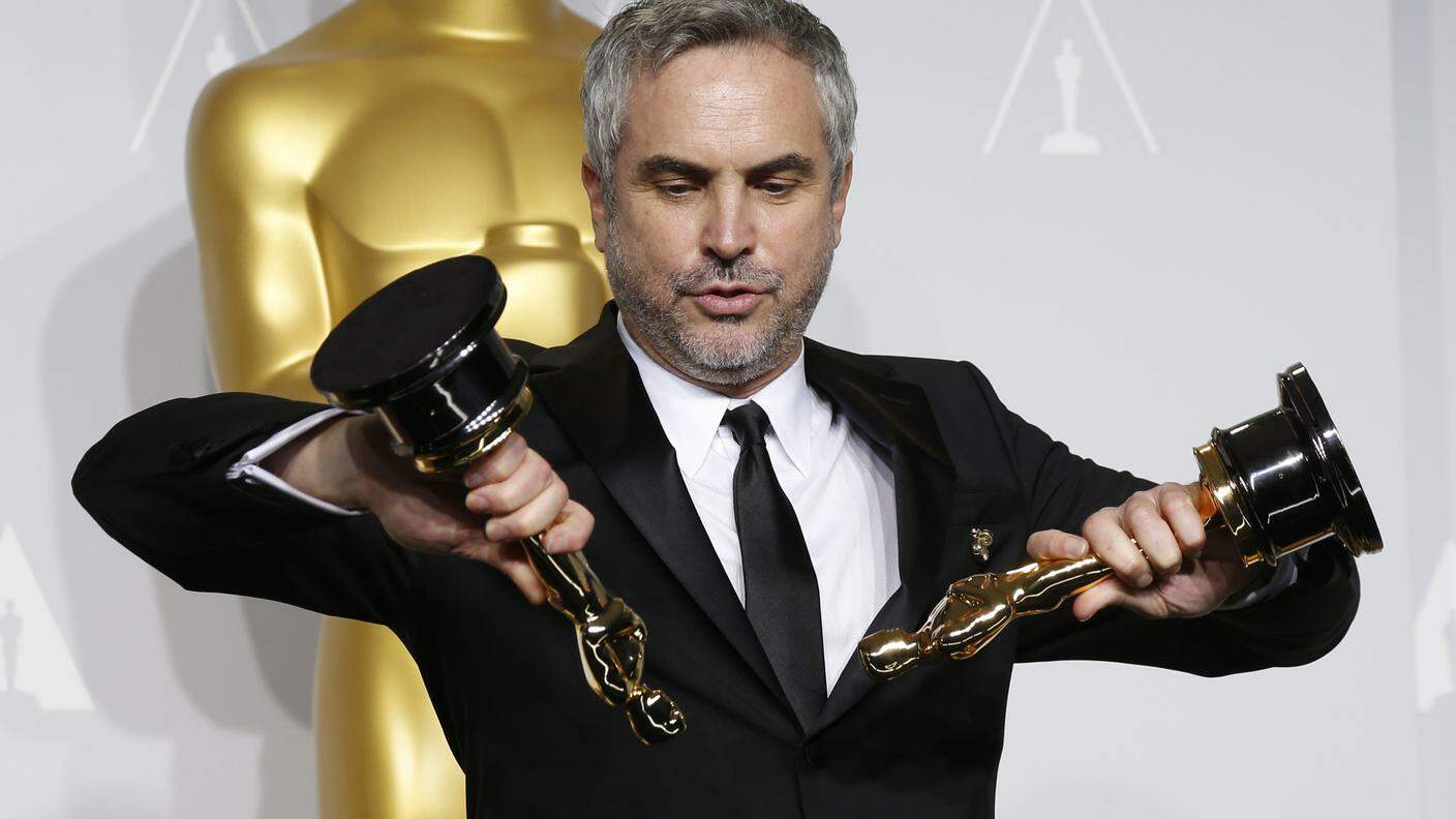Alfonso Cuarón in posa con gli awards