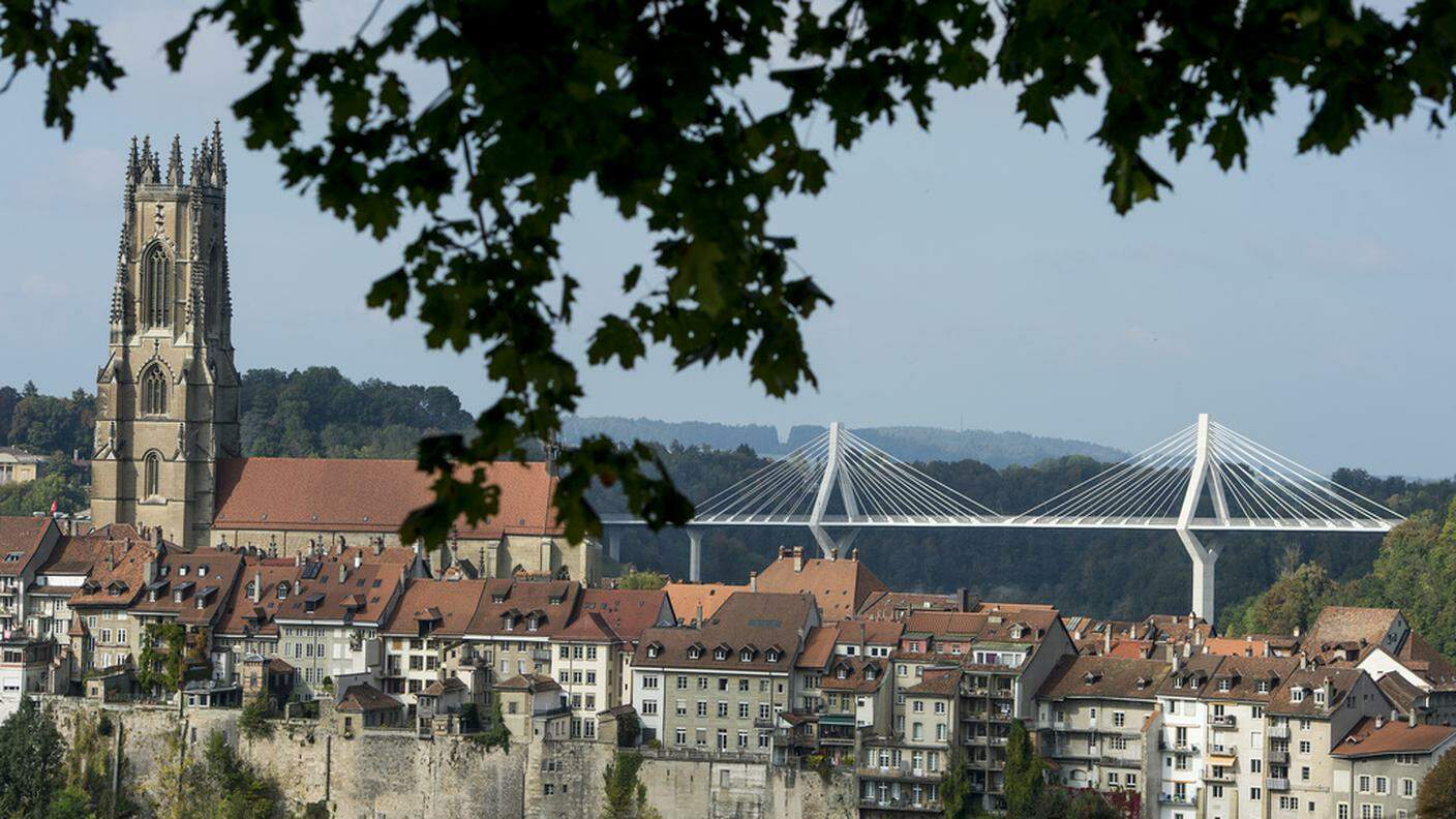 La città vecchia di Friburgo e, sullo sfondo, l'avveniristico "pont de la Poya", inaugurato lo scorso anno