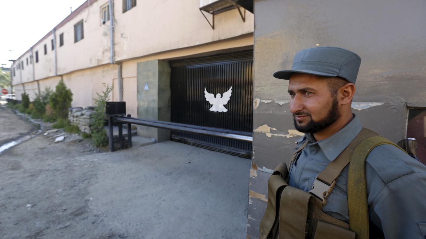 Un poliziotto davanti alla guesthouse teatro della strage a Kabul 