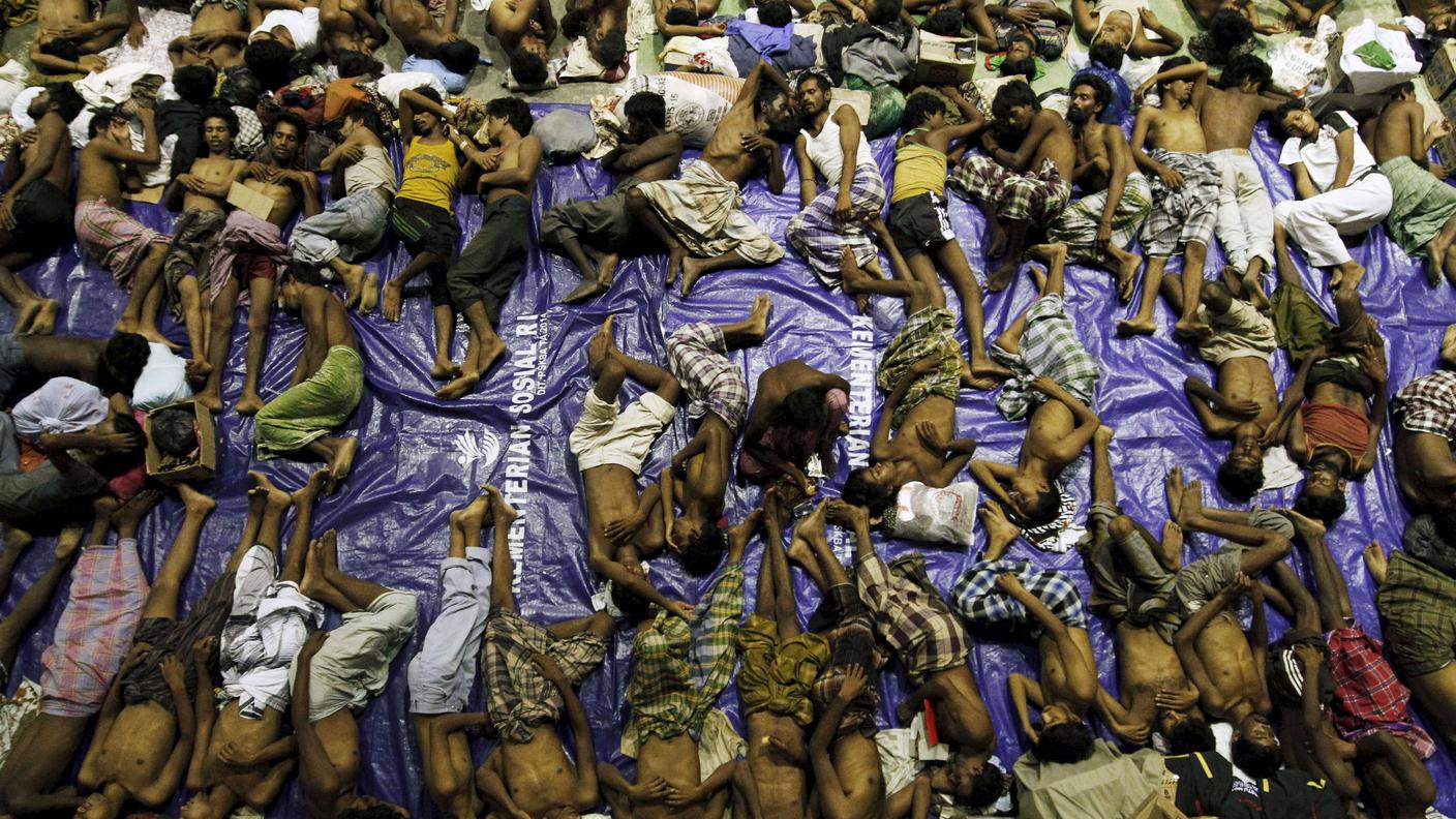 Profughi Rohingya riposano ammassati in una struttura indonesiana