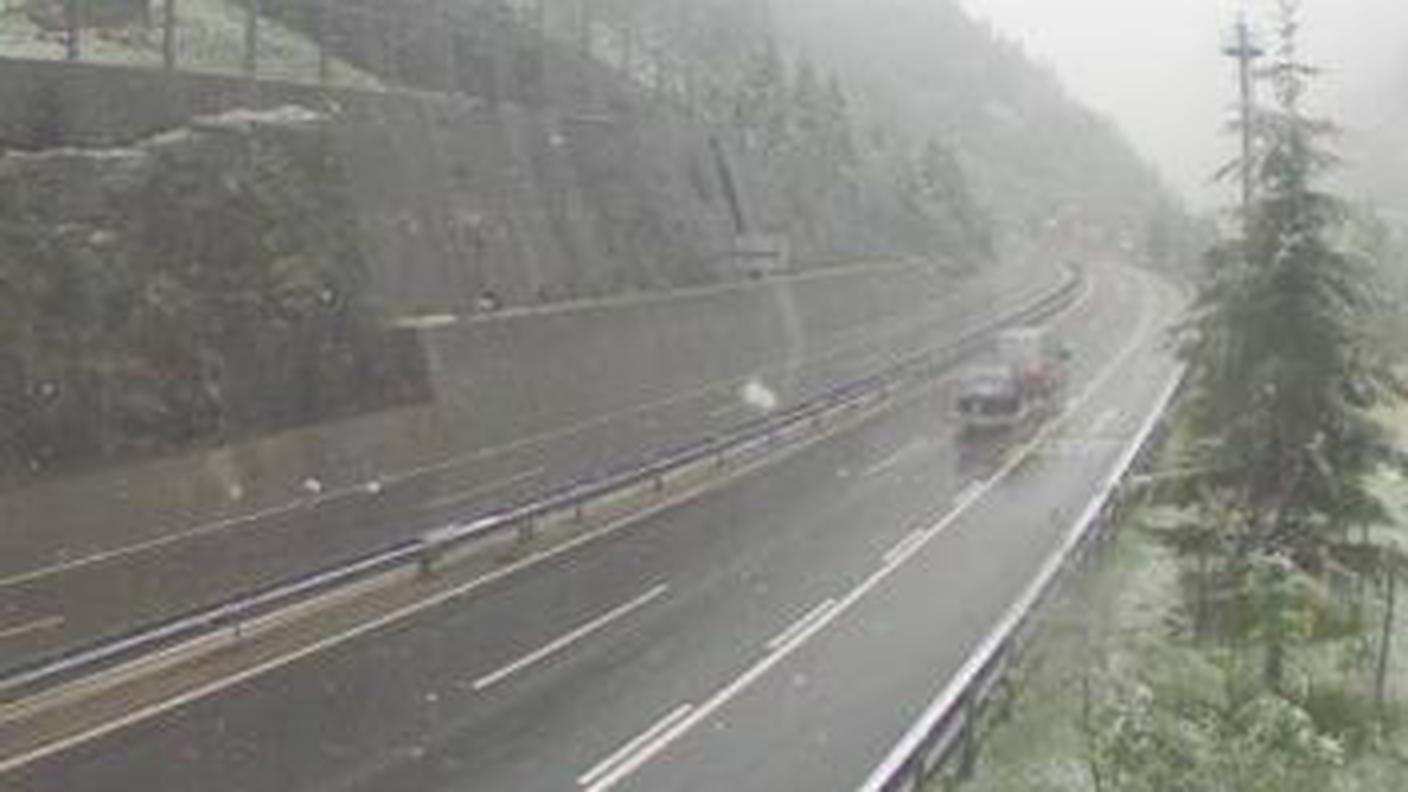 Neve sull'autostrada A2 presso Göschenen venerdì mattina