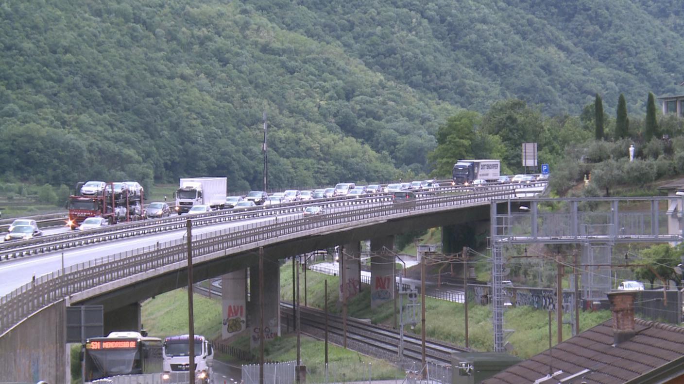 La colonna si è rapidamente estesa all'autostrada