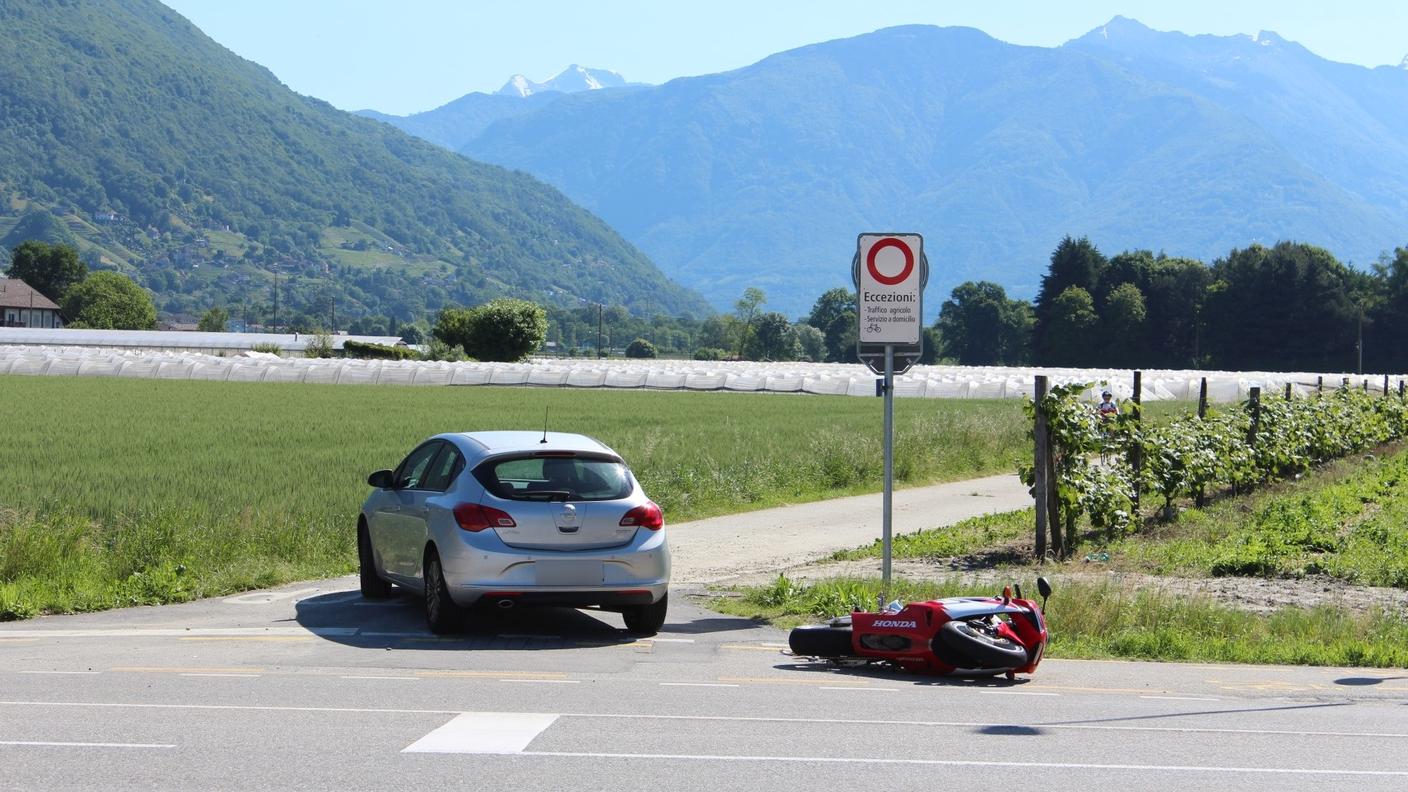 L'auto cercava di attraversare la strada cantonale