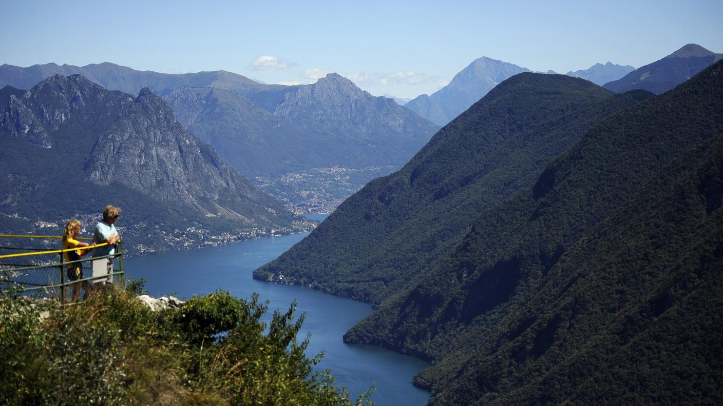 Turisti in cima al San Salvatore si godono il panorama sul Ceresio